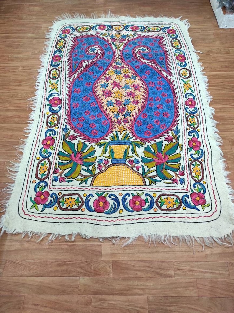 Handmade Kashmir Wool Rug: Embroidered Floral Felt Carpet (6x4 ft)