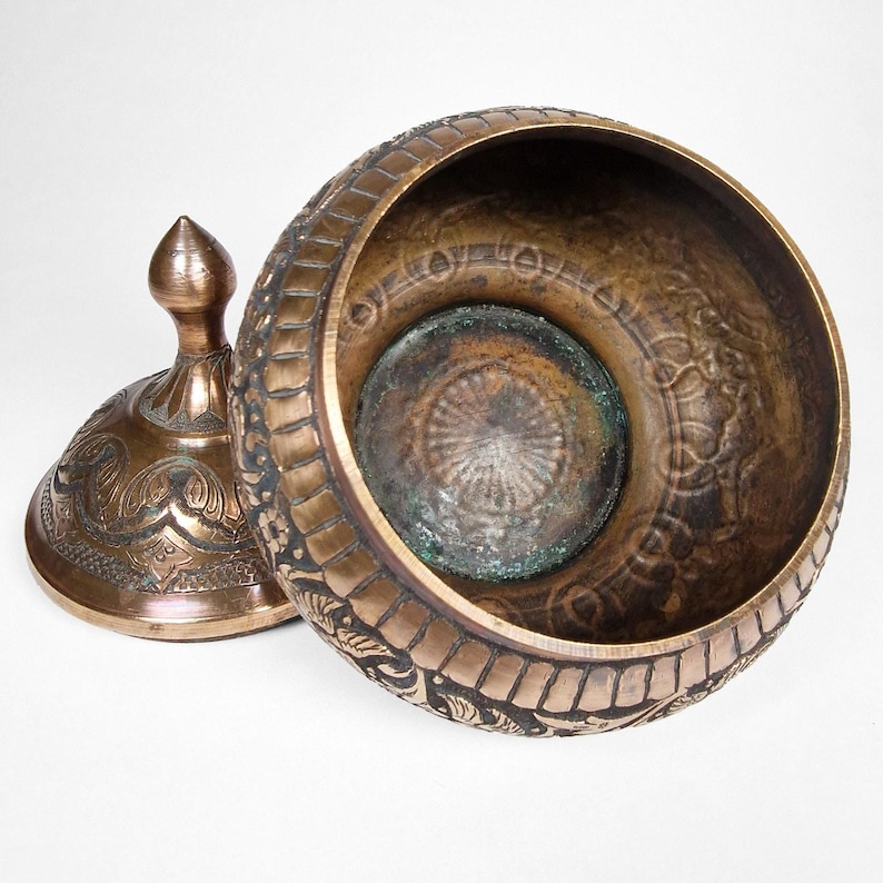 Persian Ghalam Zani Copper Lidded Candy Dish Bowl Featuring Birds Hand Chased، نمای 3