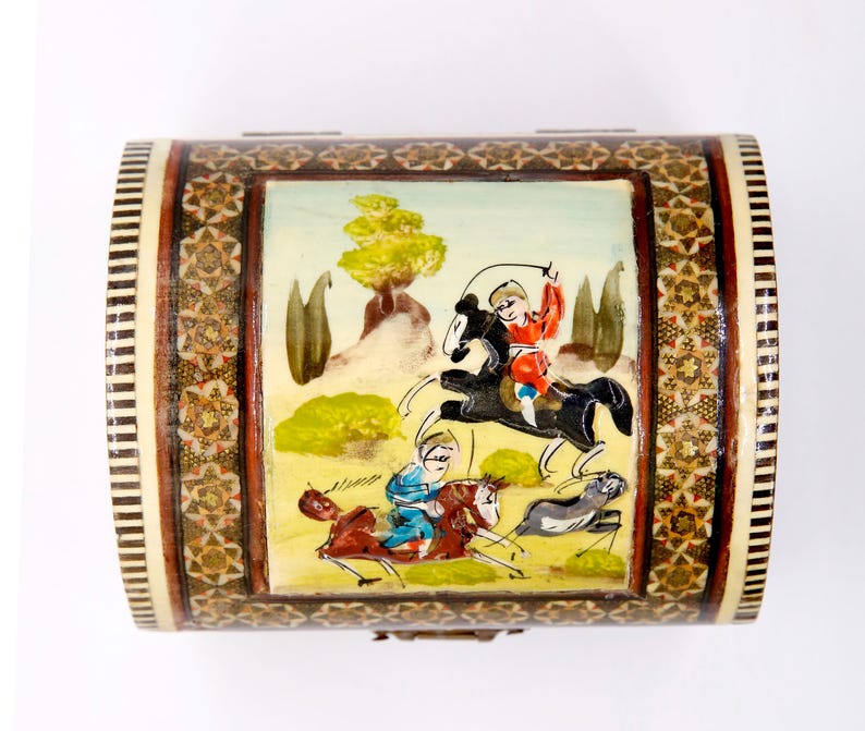 Vintage Persian Khatam Box Inlaid Wood Folk Ethnic Figurative Hunters، نمای 2