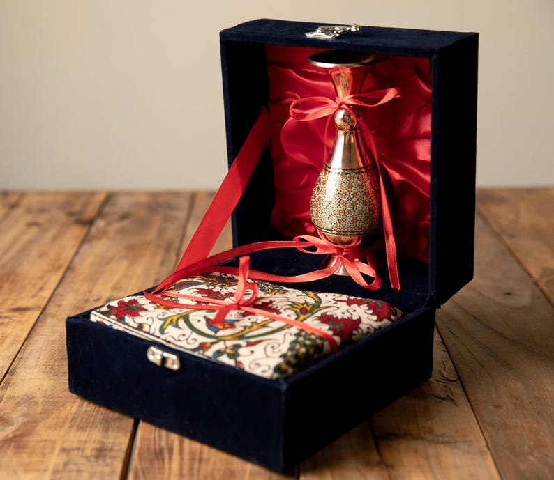 Persian Gift Set – Handmade Copper Persian Vase & Ghalamkar Tablecloth، نمای 2