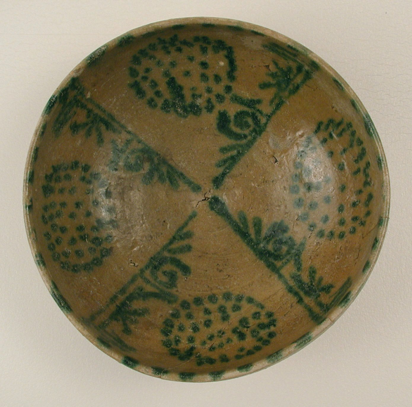 Bowl with Green Pseudo-Inscriptions and Clusters of Spots, 39.40.52