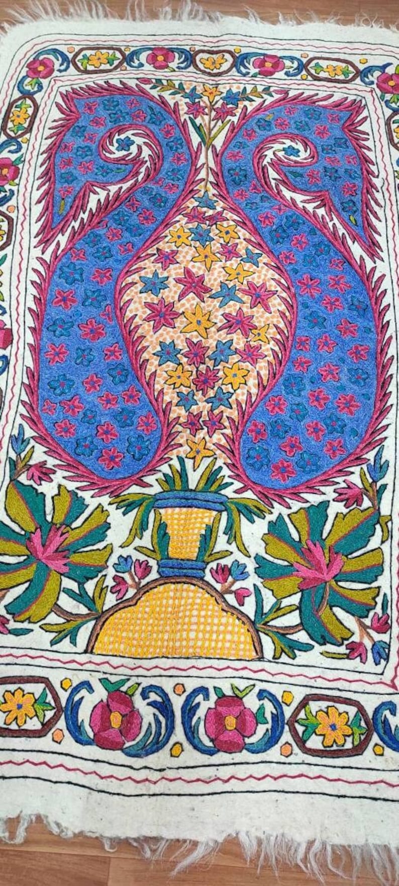 Handmade Kashmir Wool Rug: Embroidered Floral Felt Carpet (6x4 ft)، نمای 2