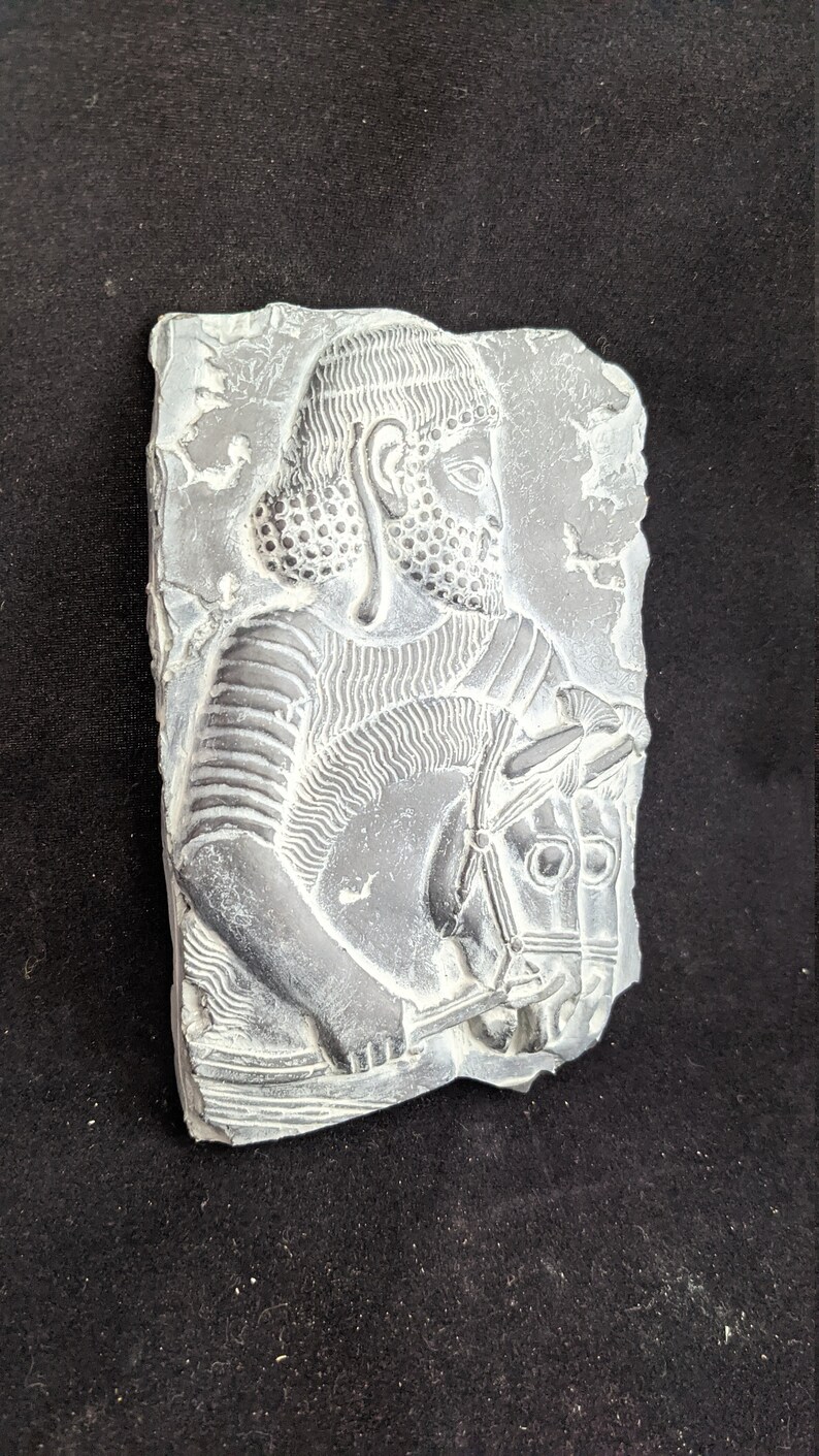 Assyrian Persian man and horses sculpture plaque mini-SF، نمای 2