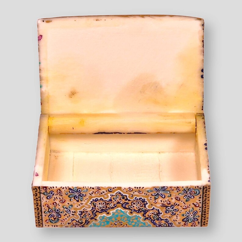 Hand-painted camel bone jewelry box with a miniature design applying the luxurious Persian، نمای 3