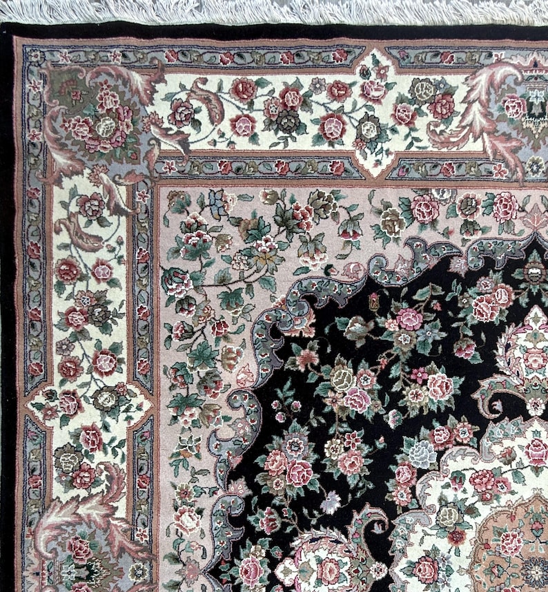 1970s Turkish Tabriz Rug | Hand-Knotted Silk Wool Square Floral Medallion Carpet 8x8 ft.، نمای 2