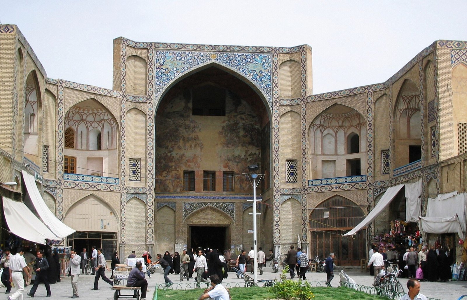 Esfahan bazaar entrance.jpg