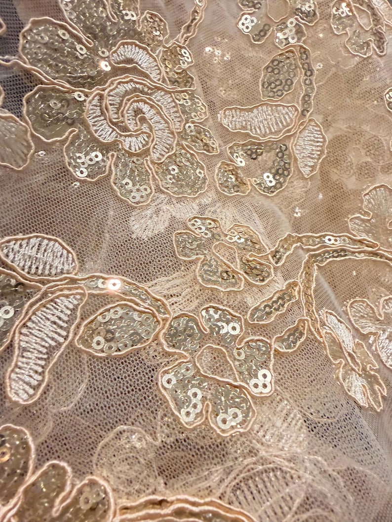 Sofreh aghd gold embroidery lace overlay cloth 72 x 72، نمای 3