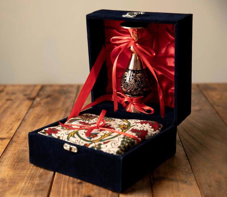 Persian Gift Set – Handmade Copper Persian Vase & Ghalamkar Tablecloth، نمای 3