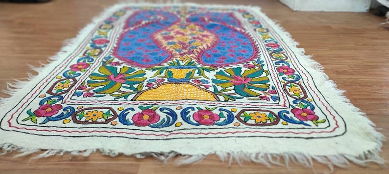 Handmade Kashmir Wool Rug: Embroidered Floral Felt Carpet (6x4 ft)، نمای 3